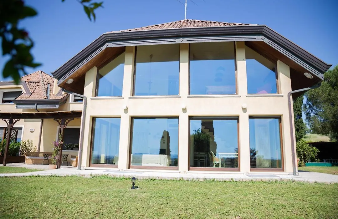Villa Rolls - Porzione di Villa con piscina,giardino e parcheggi-1
