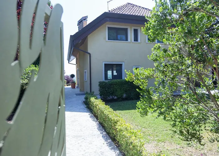 Villa Rolls - Porzione Di Villa Con Piscina,Giardino E Parcheggi