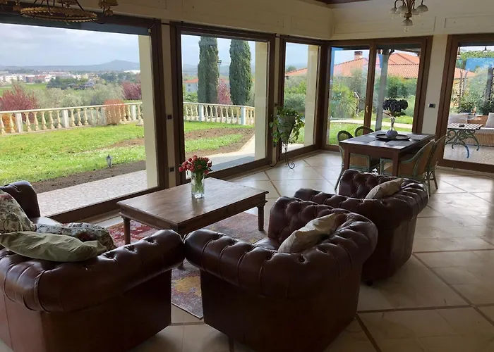 Villa Rolls - Porzione di Villa con piscina,giardino e parcheggi